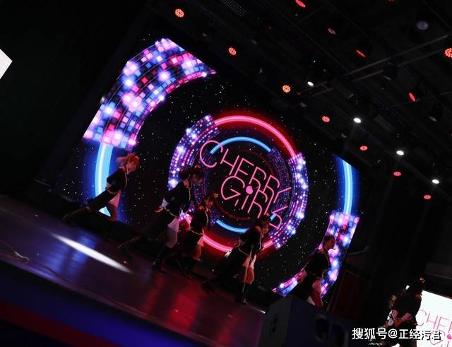 原创            女性综艺的红与黑：当姐姐们的故事成为全民话题