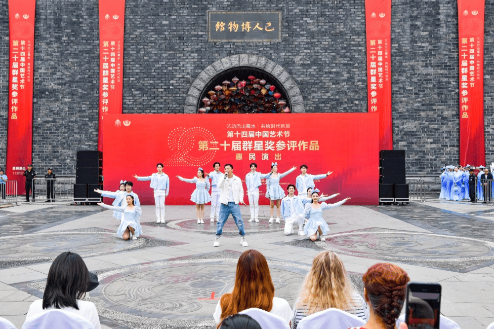 第二十届群星奖广场舞惠民演出九龙坡区展演收官
