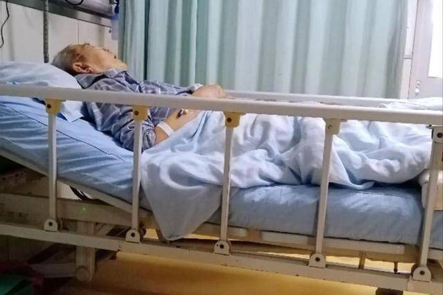 70岁老人脂肪肝去世，无奈：把这5样当零食吃，肝脏好也扛不住！