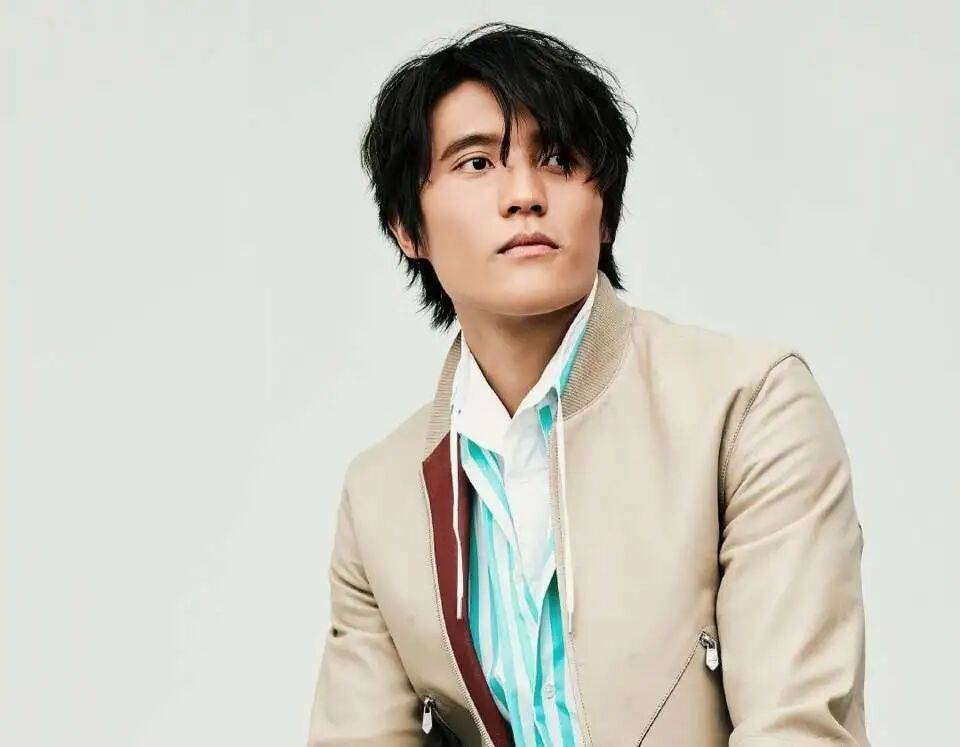 恭喜！香港知名星二代新恋情曝光，被指长相老气不及爸爸帅气