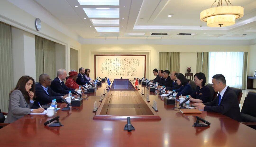 侯凯会见联合国内罗毕办事处总干事班古拉