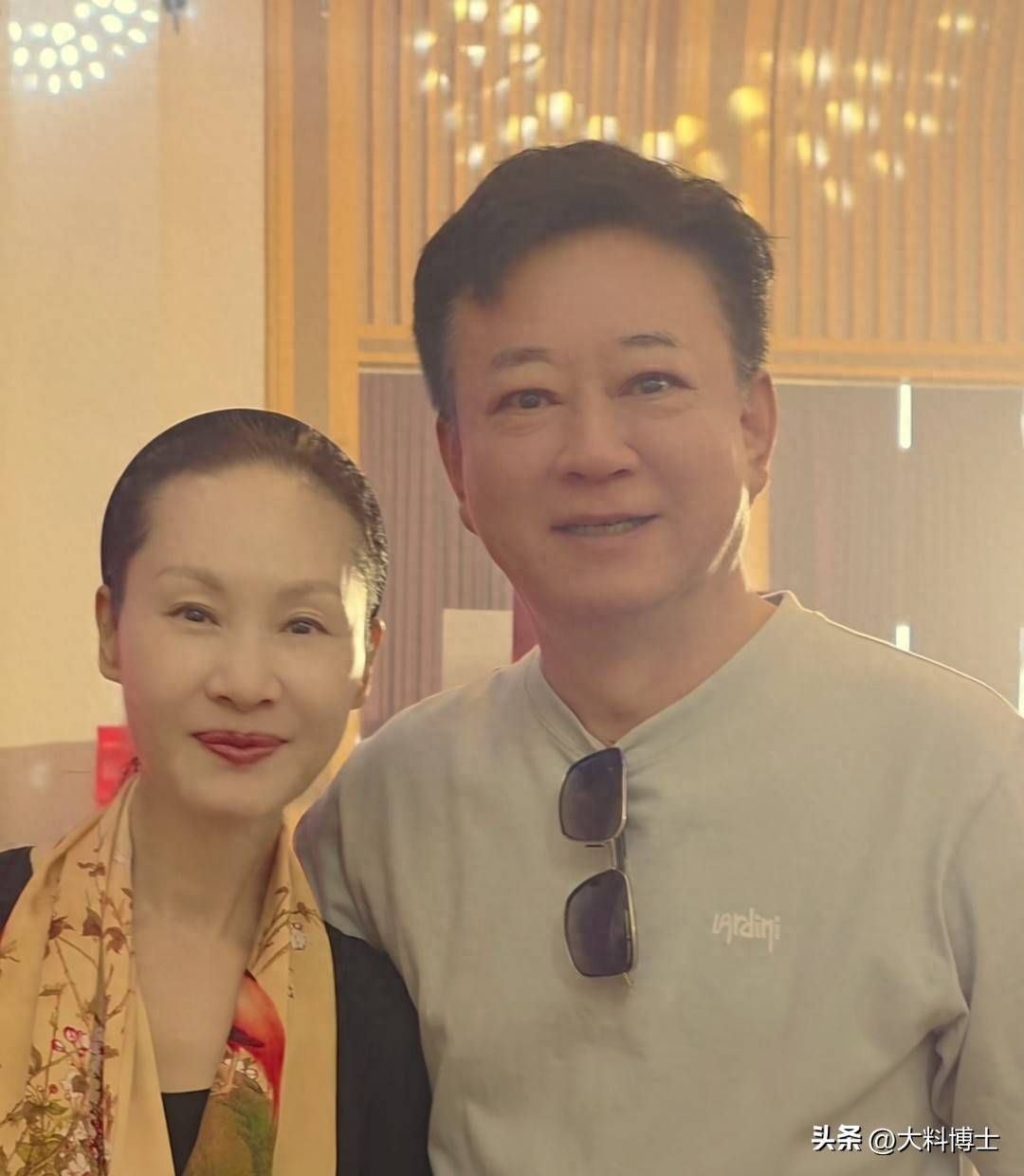 原创            于文华朱军30年重聚，朱军热泪盈眶，两人相拥忆往昔