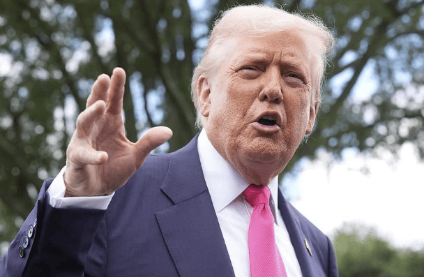 晚宴发生意外，美财长情绪突然失控，就在众目睽睽之下，要暴揍特朗普亲信一顿！