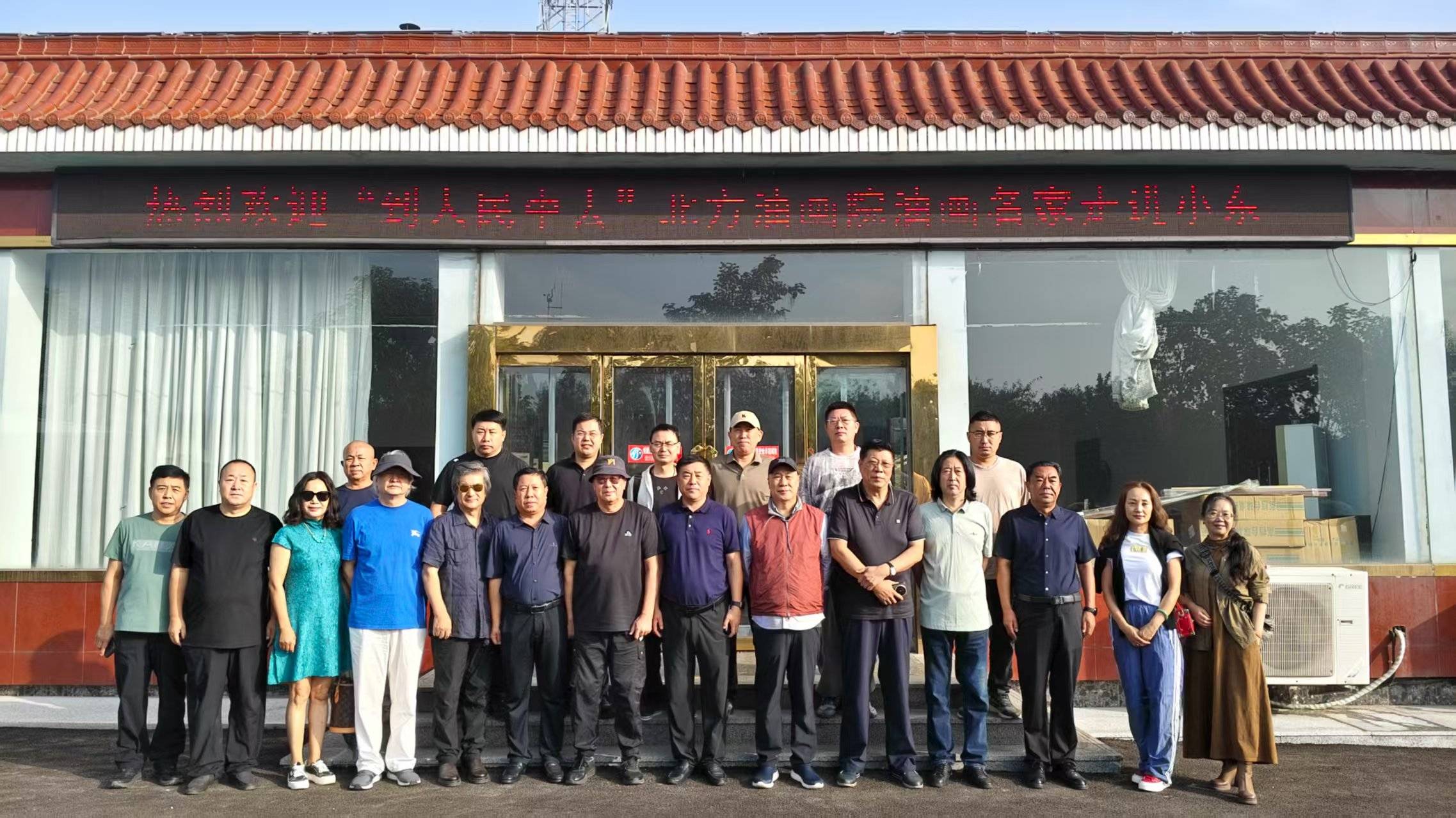 画家罗东风参加辽宁黑山县小东农场写生活动