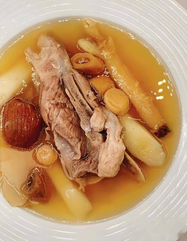 秋天少吃凉多喝汤，分享4款润燥汤做法，润肺暖胃，安稳过秋