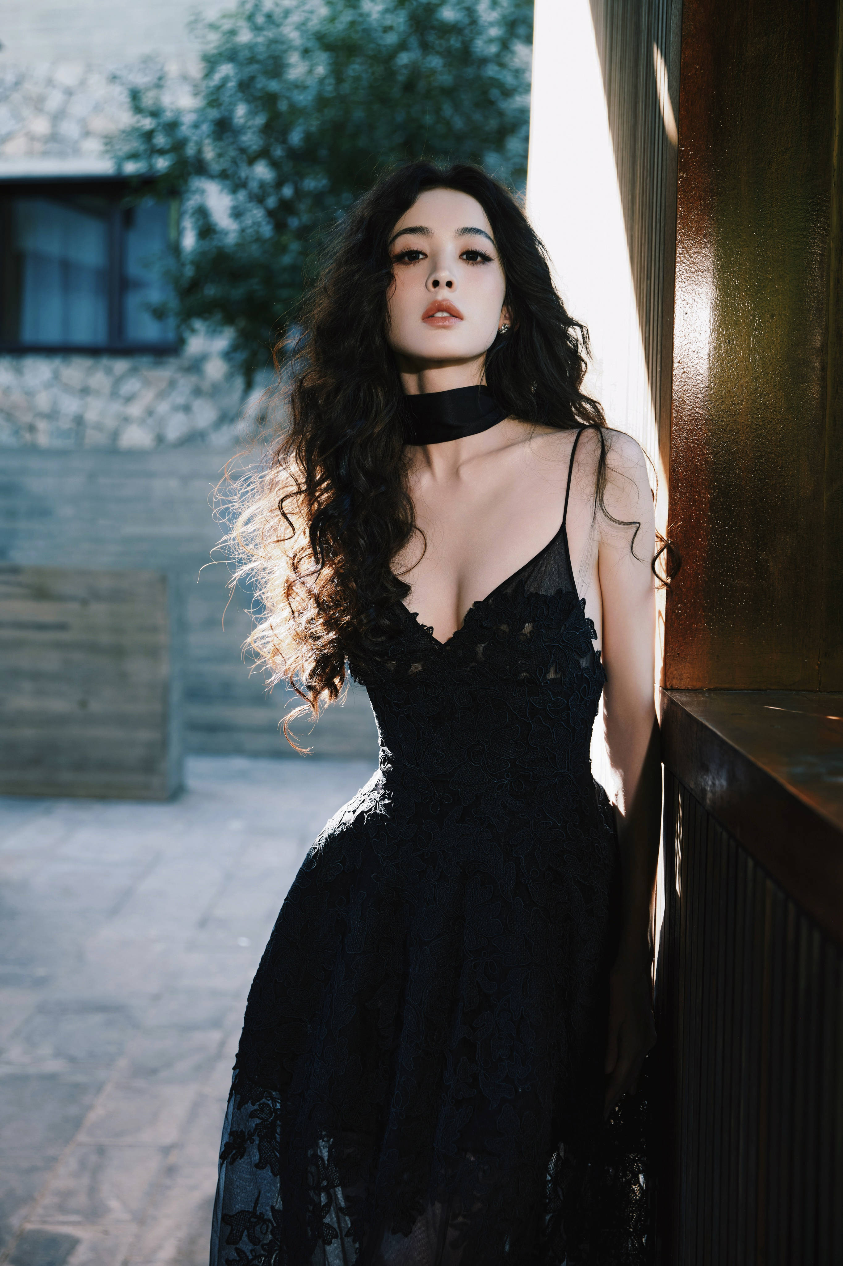 娜扎穿黑色吊带裙身材凹凸有致 回眸甜笑性感又撩人