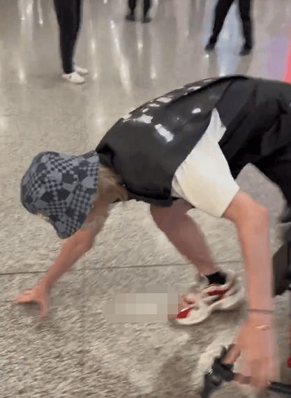 ONER灵超机场骑行李箱撞到人 未及时道歉便继续前行