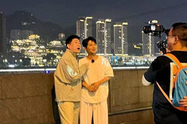 原创            张鹤伦、孟鹤堂深夜录综艺，在重庆江边被偶遇，照片被网友晒出