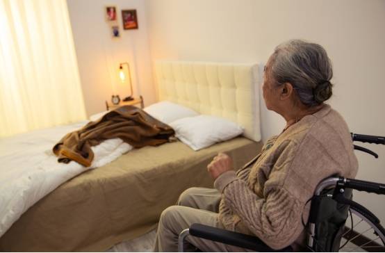 纸尿裤vs女用导尿棒：从被动吸收到主动导流，卧床排尿方案新升级