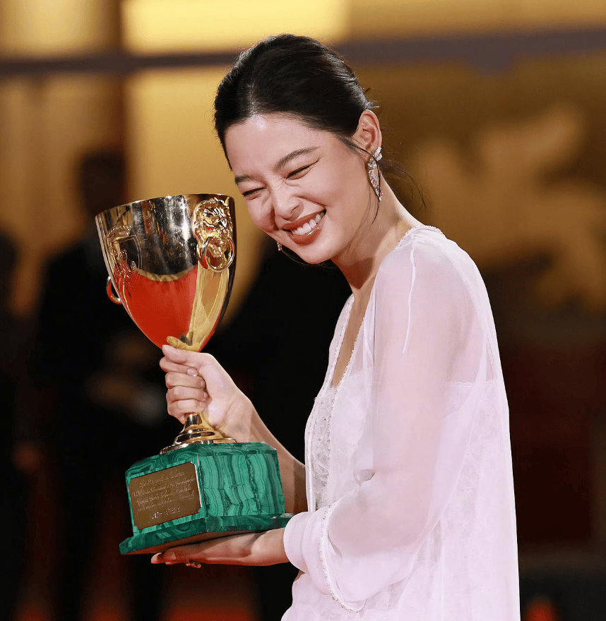 原创            张颂文臭脸风波升级！被扒是“剧组皇帝”，辛芷蕾想补拍还得求他
