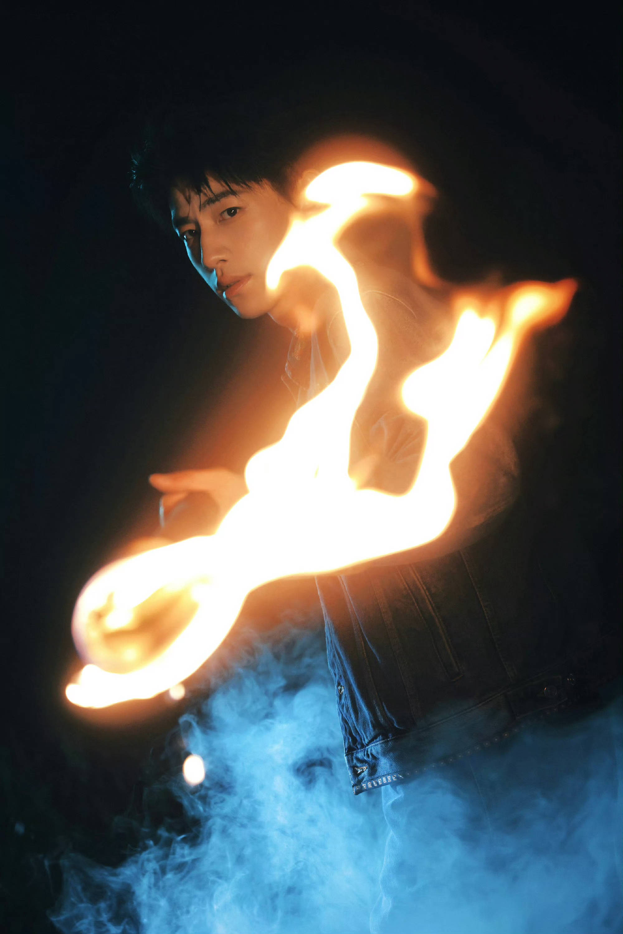 辛云来分享生日写真 烟雾中弹吉他随性又潮流