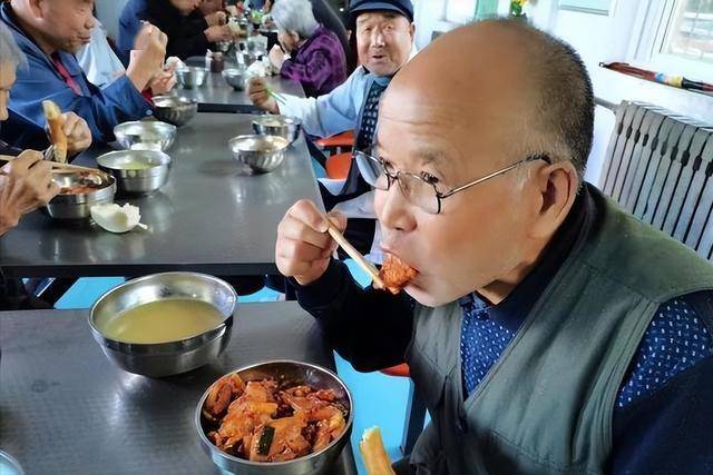 猪头肉再次成为关注焦点！医生表示：常吃猪头肉，要多注意4点！