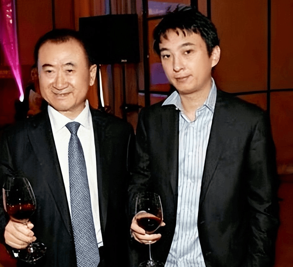 原创            王思聪大骂某网红包养一周20万，嘲讽其穿戴靠卖，对方道歉又删除