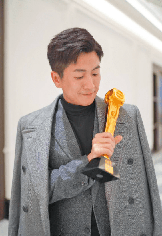 原创            TVB男星入行18年事业渐入佳境，兼职动物美容师开源，获圈内艺人力撑