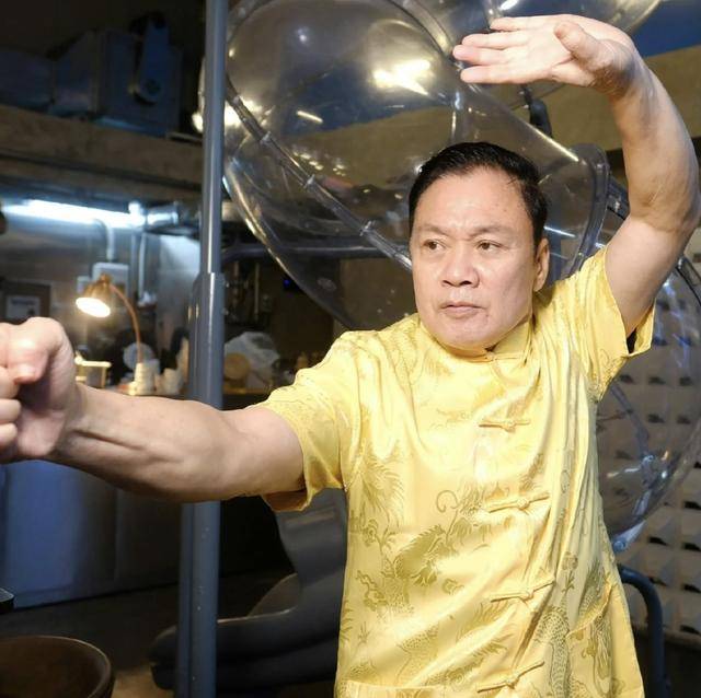 担心！知名港星被曝失联，手机号码停用，丧妻后与子女关系疏离