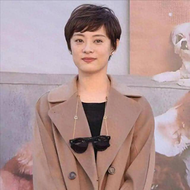 原创            外表是仙女，私下里却是“文盲”的4位女星，郝蕾的话太扎心