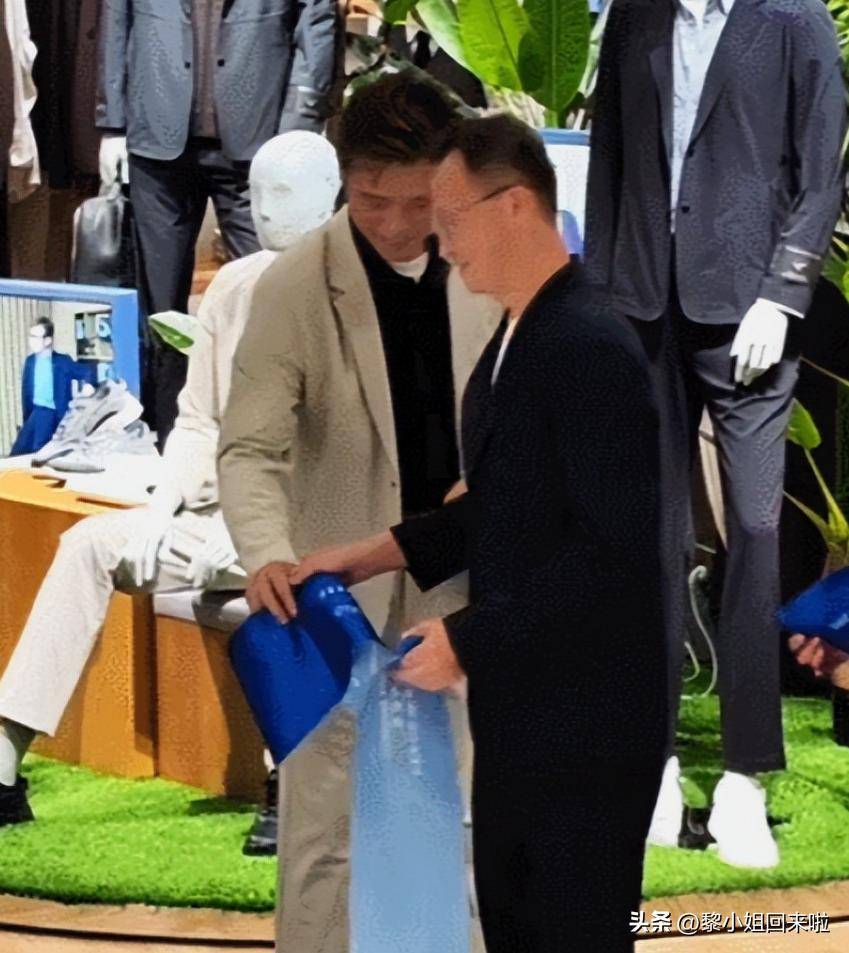 原创            李乃文剪彩洋相百出，公司老总当场变脸，被批50岁还在装可爱