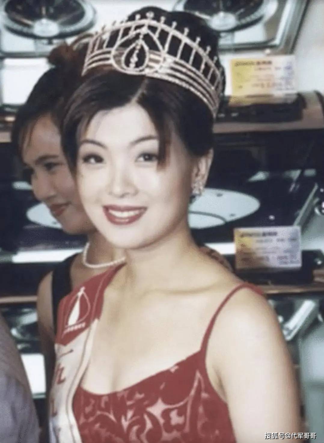 原创            50岁港姐自曝正在办离婚，已被丈夫赶出豪宅，向丈夫兄长借贷度日