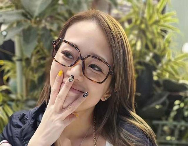 突发！香港女星移居英国宣告失败，晒大尺度照片主动求工作