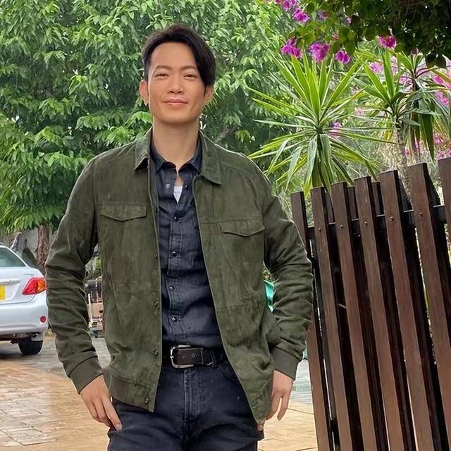 TVB前男星开演唱会被警员护送出机场，享受巨星待遇，演技一流