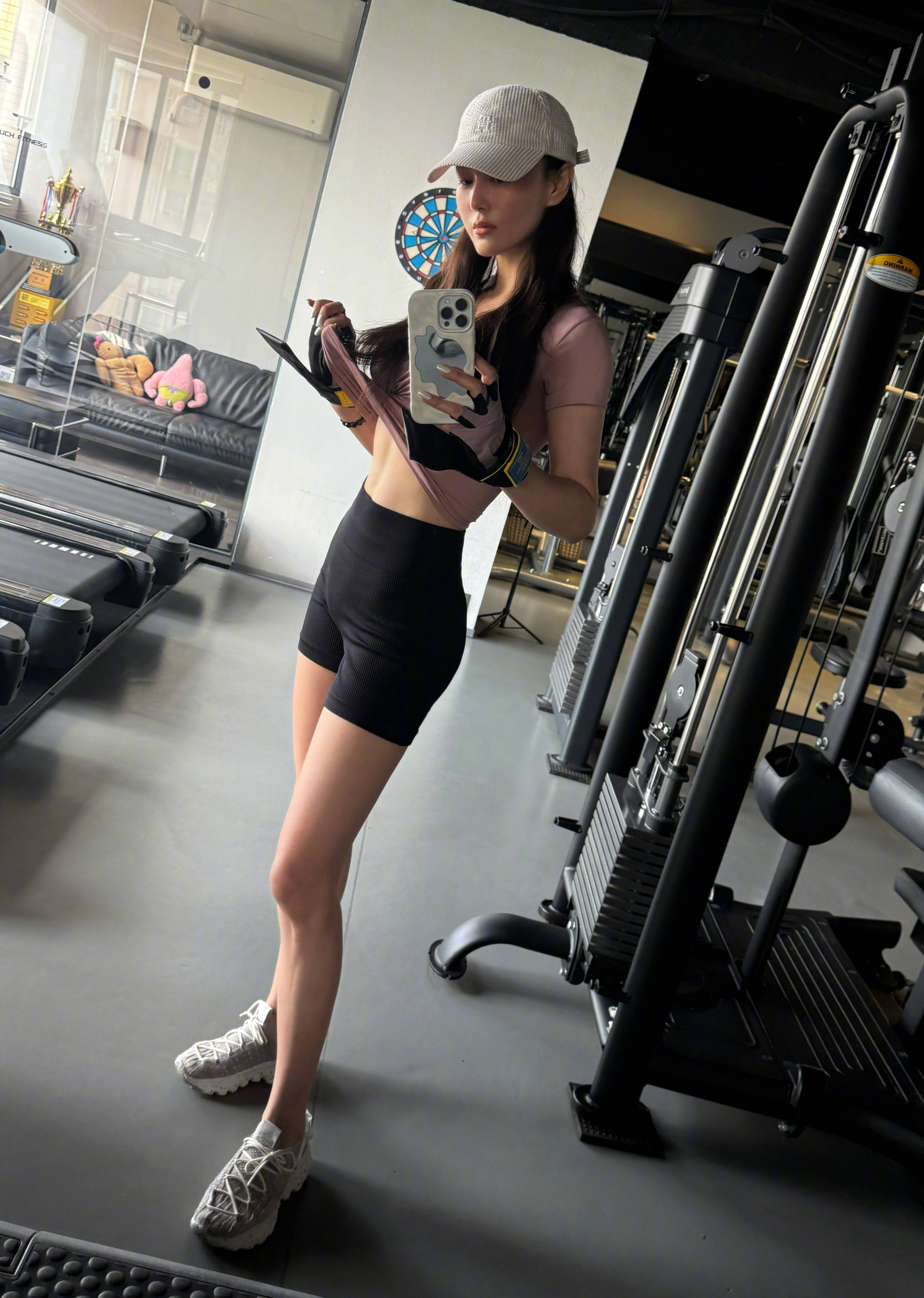 张馨予秀腹肌照大方展示好身材 穿运动装健身专业自律