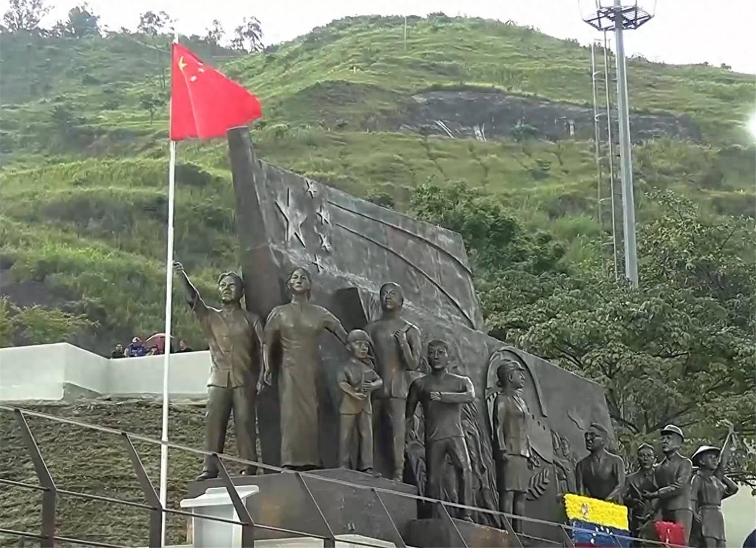 美大军压境，委内瑞拉升起五星红旗，叫中国兄弟，中方收到求援信号！