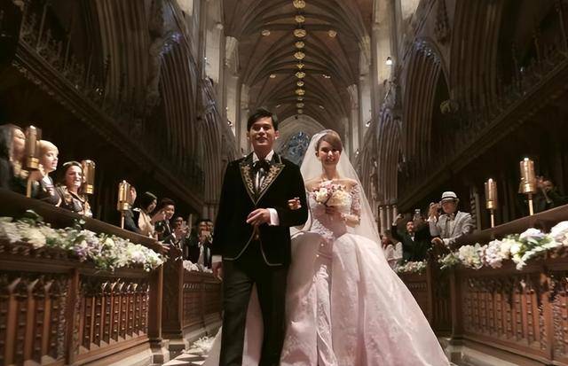 原创            陆虎妹妹出嫁，土路铺红毯酒席简陋，他扶车护送，网友：接地气！