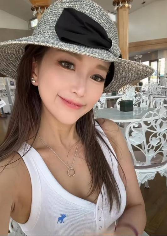 香港女星移民失败回流香港，为找工作晒性感照，语言魅惑被嘲低俗