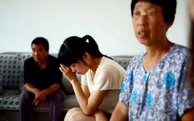 原创            故事：夫妻借6万做试管诞下女婴，看到孩子后瞬间崩溃大哭