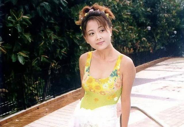 香港知名女星复出拍剧，结婚多年在家相夫教女，状态冻龄依旧甜美
