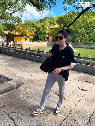 原创            57岁邱淑贞近照很能打，扎丸子头被认成37岁，拒绝整容优雅老去