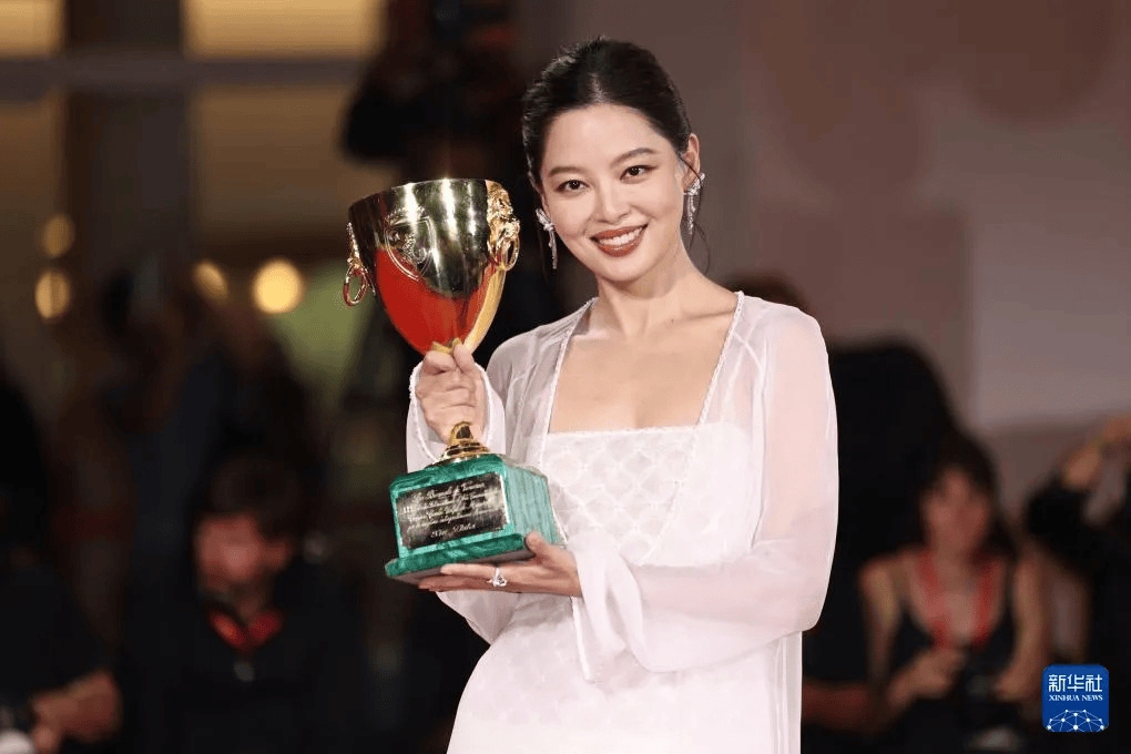 “辛芷蕾原名”冲上热搜