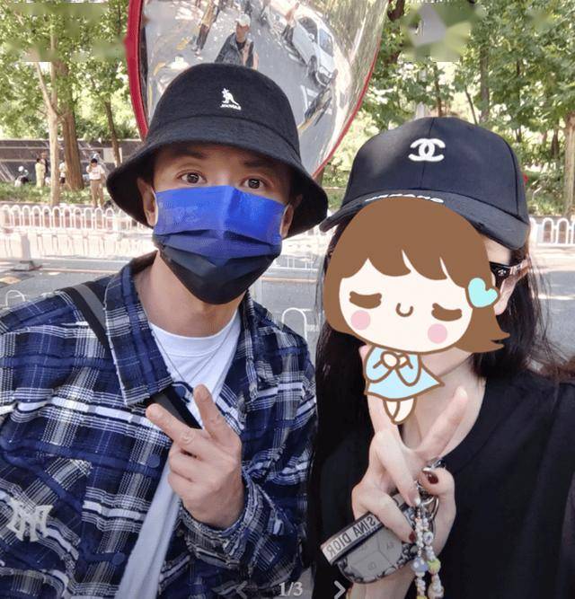 张维伊董璇爸爸一起带娃，没节目中那么讨人嫌，酒窝被哄得很开心