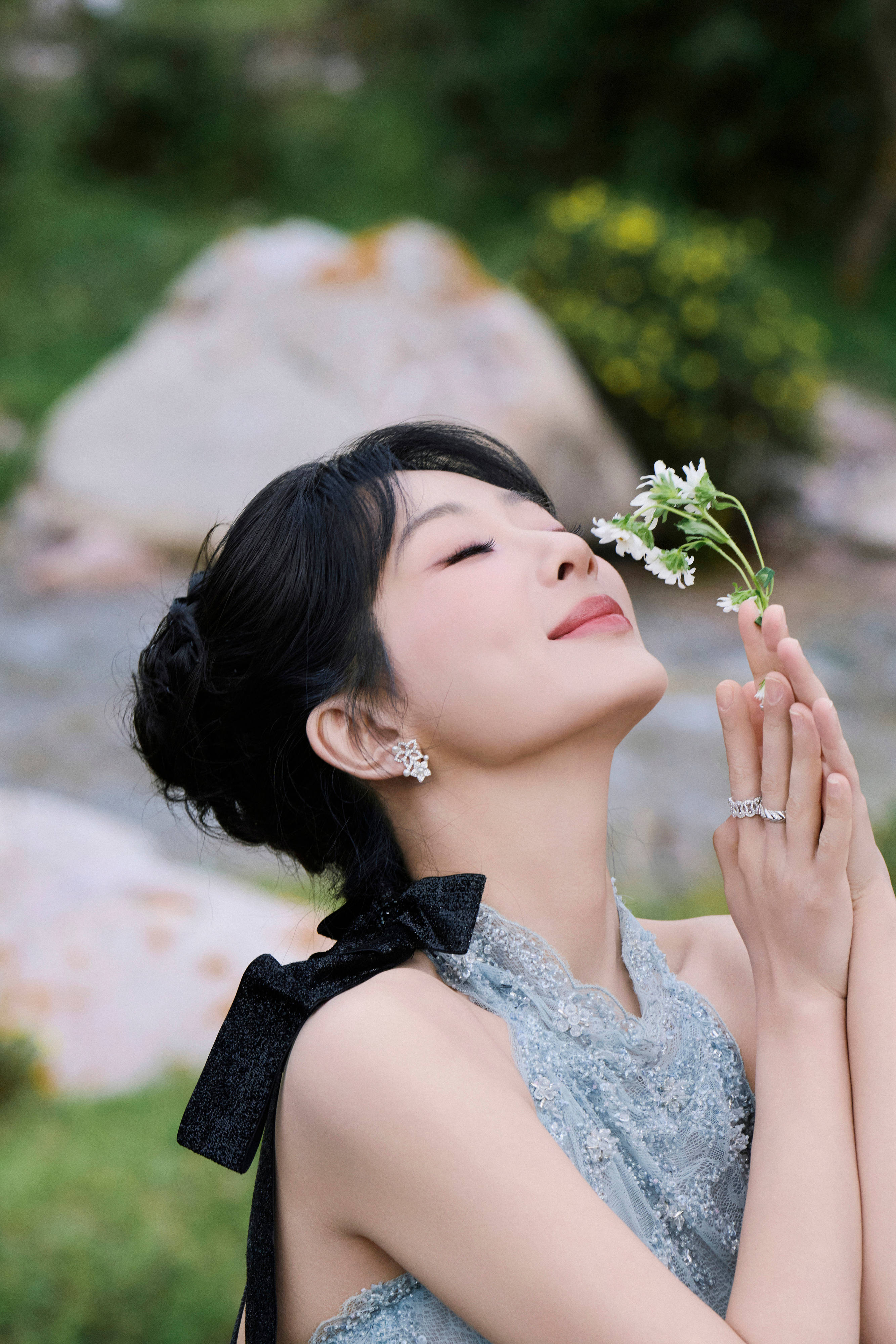 杨紫一袭浅蓝色长裙温柔似水 手捧小花轻嗅灵动优雅