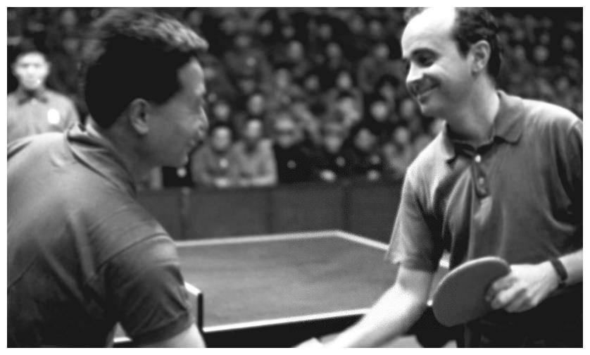 原创            尼克松访华时，在西湖和一位小女孩交谈留影，后来她发展怎么样？