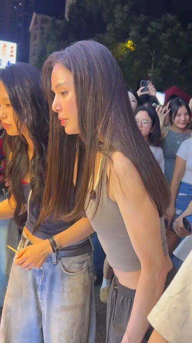 李若彤59岁的状态真的是绝了，上个月李若彤刚刚过了59岁的生日，近日她又在长沙被网友偶遇，穿着性感小背心疑似在拍节目，网友们看后