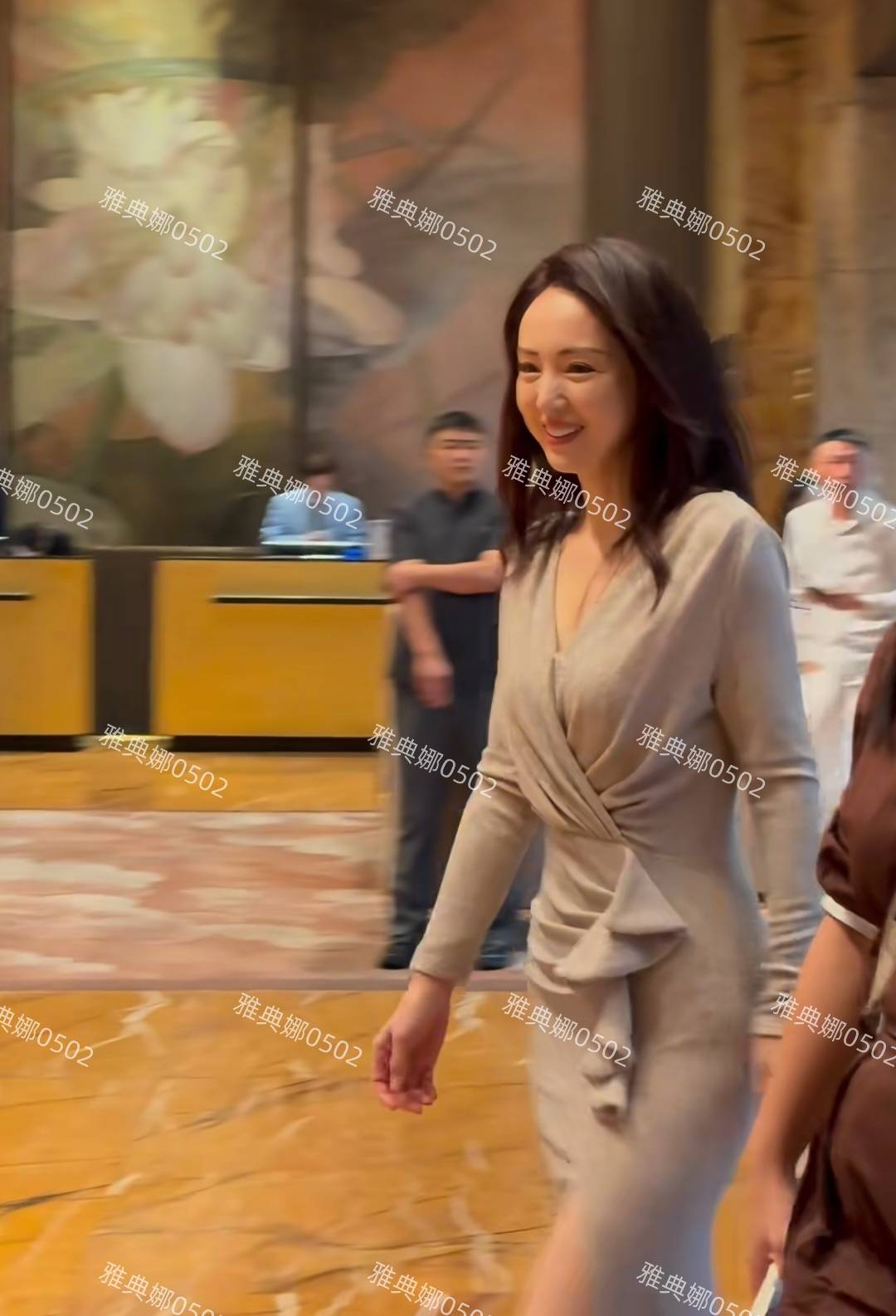 原创            别再劝董璇离开张维伊了，因为老公她翻红身价涨三天接两新代言了