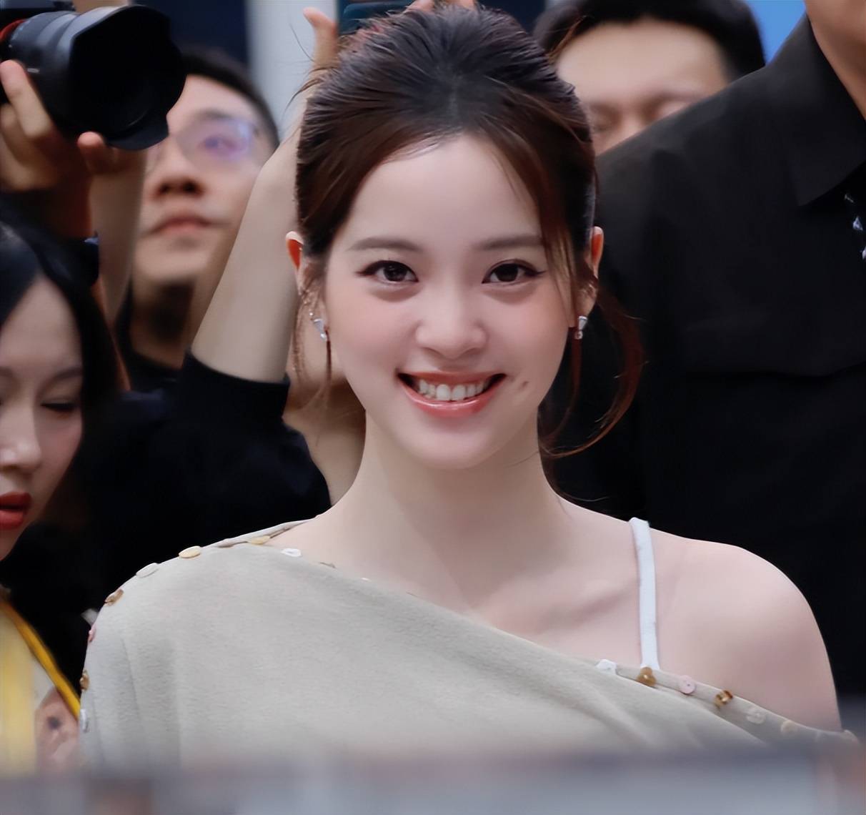 原创            网友拉表！欧阳娜娜转发缺席评论区沦陷，周杰伦蔡依林也遭质问