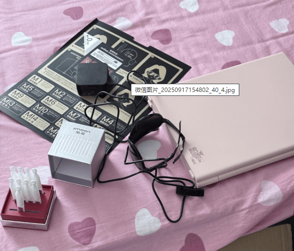 有消费者反映：使用2499元的极萌大牌灯美容仪后视力下降