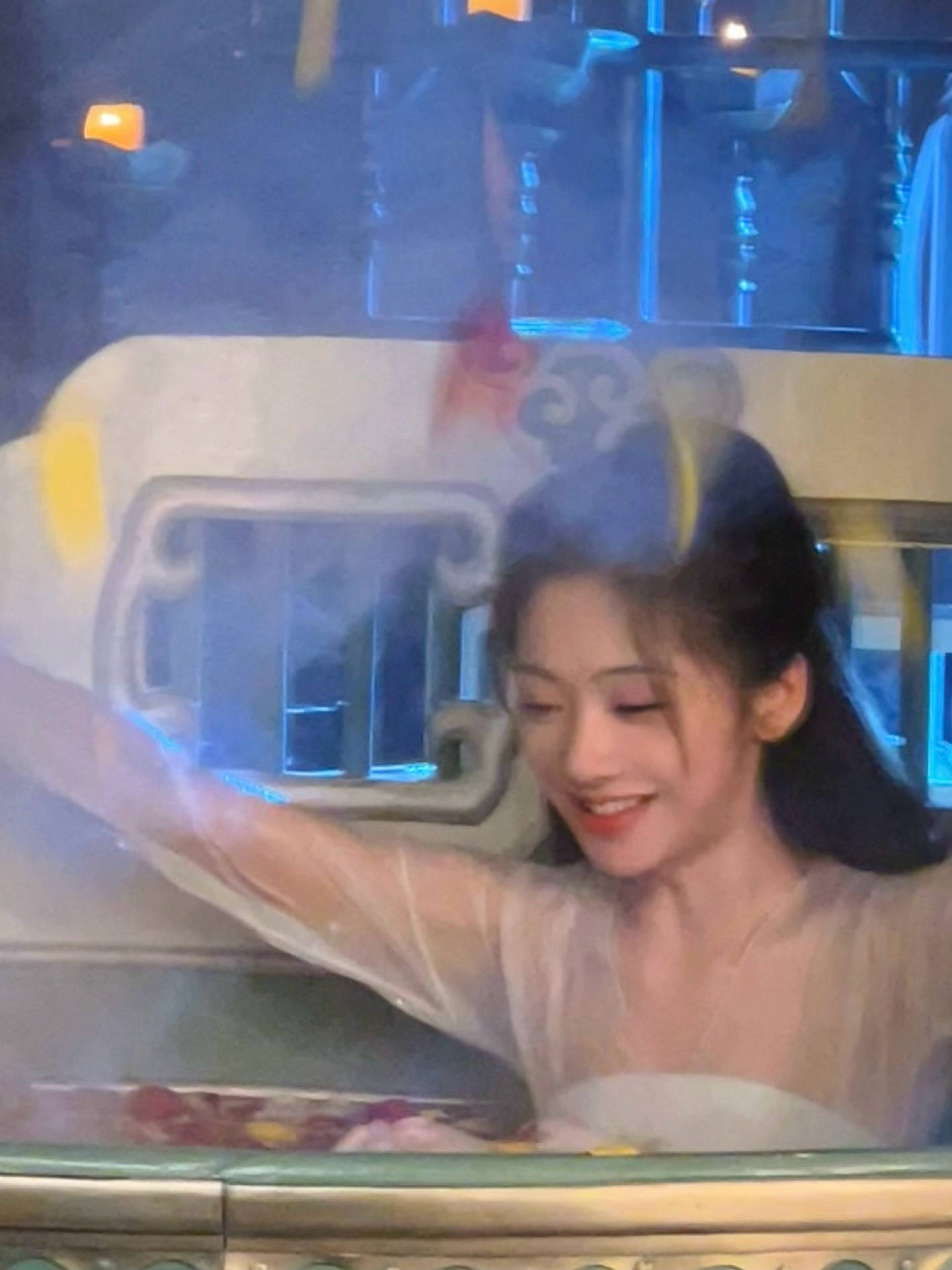 王影璐穿粉色古装娇俏可爱 坐在水旁清冷柔美