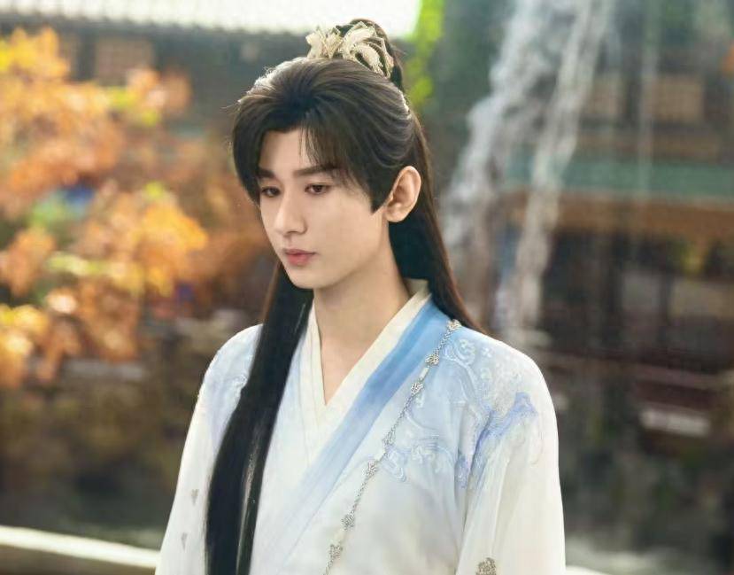 成毅怼观众后露面面色凝重，粉丝大呼心疼，《赴山海》走势不乐观