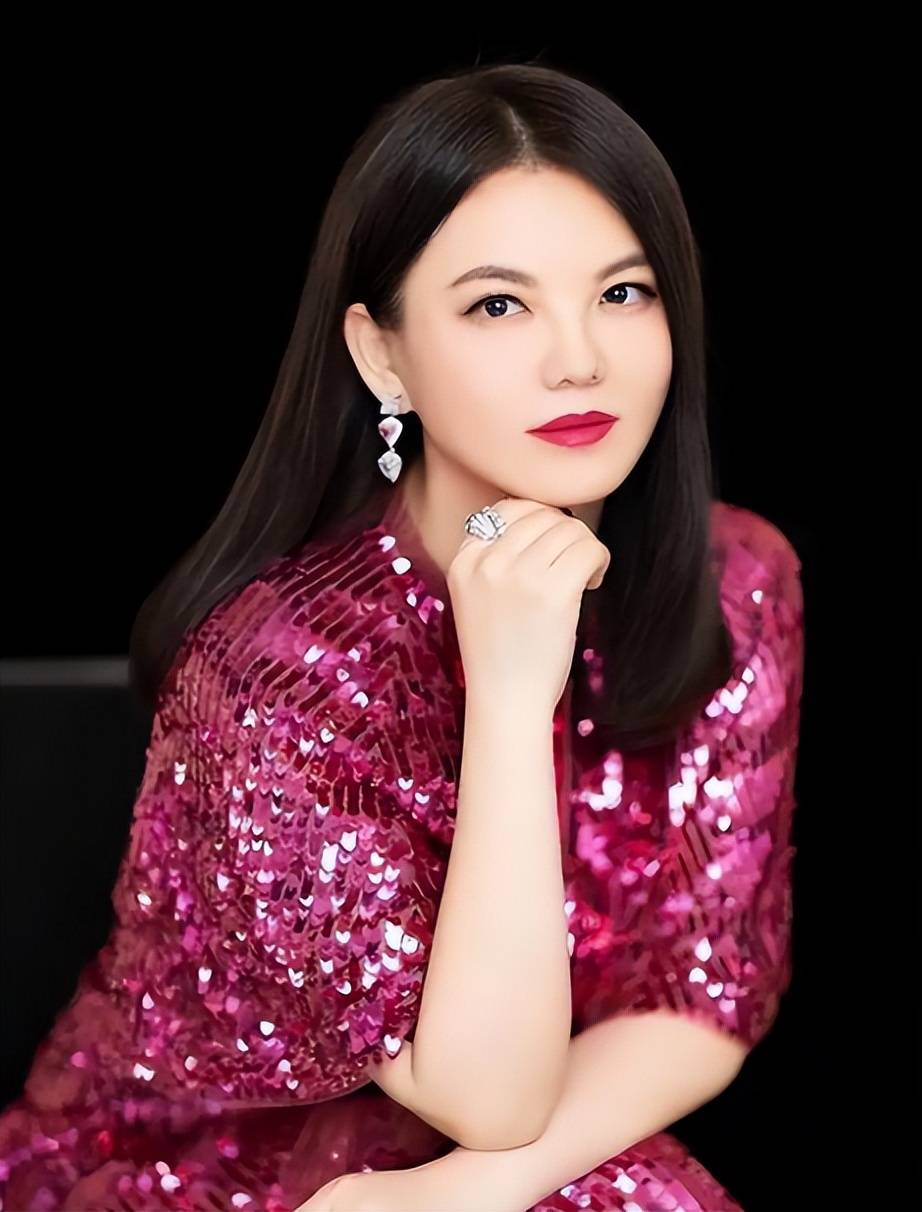 原创            从“综艺一姐”到商界女强人，李湘的转变给女儿王诗龄树立了榜样
