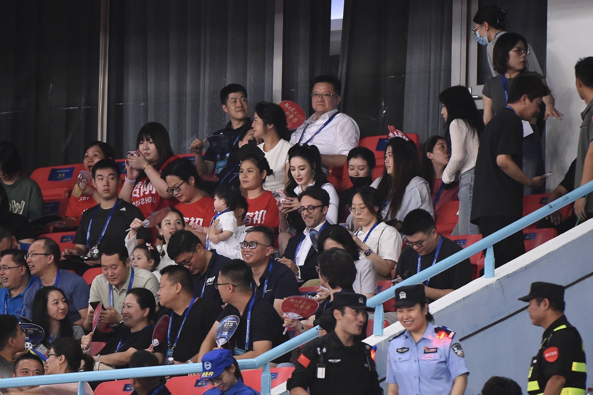 张雨绮现身“苏超”比赛现场 全程兴奋为运动员加油