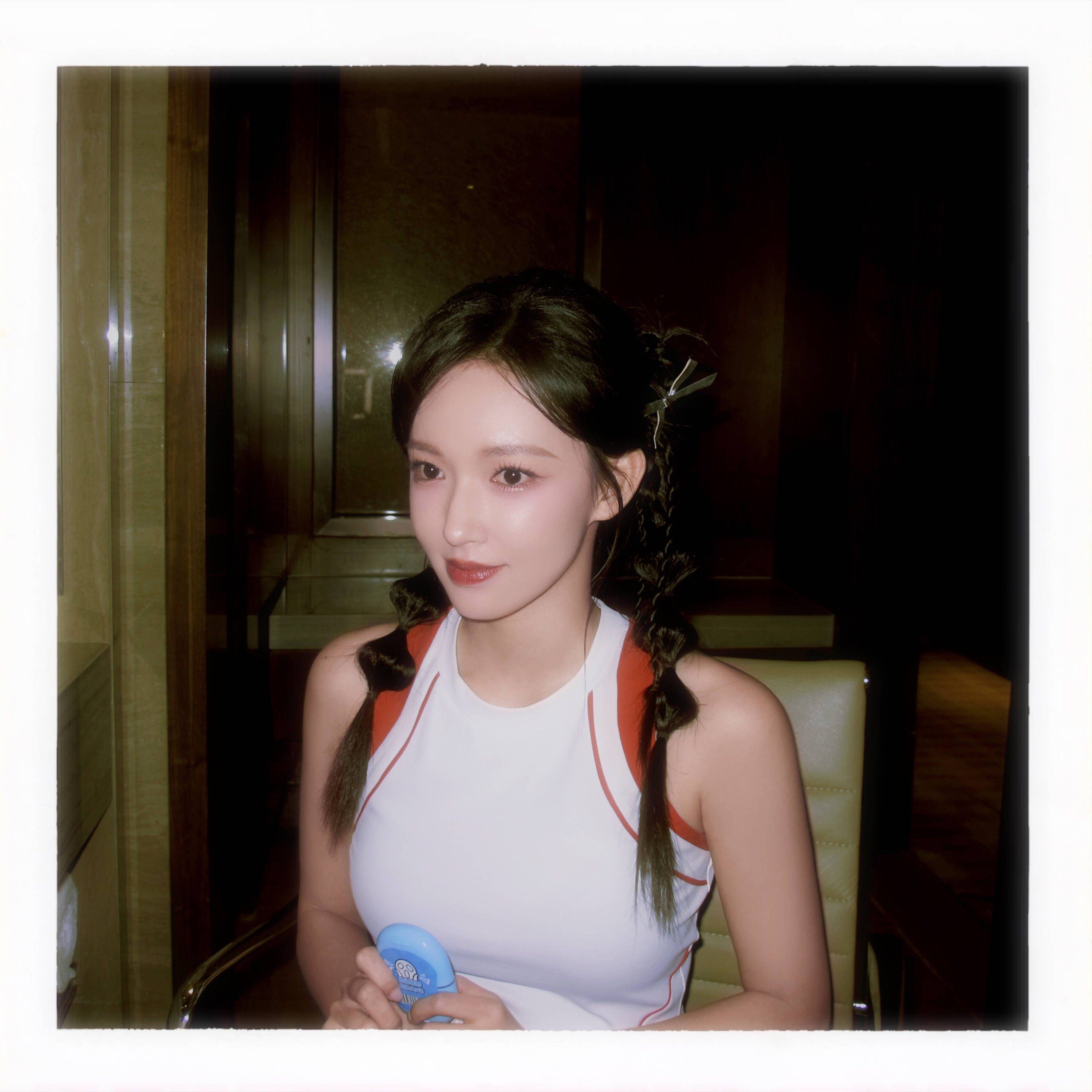 程潇穿挂脖背心身材窈窕 梳着双马尾古灵精怪