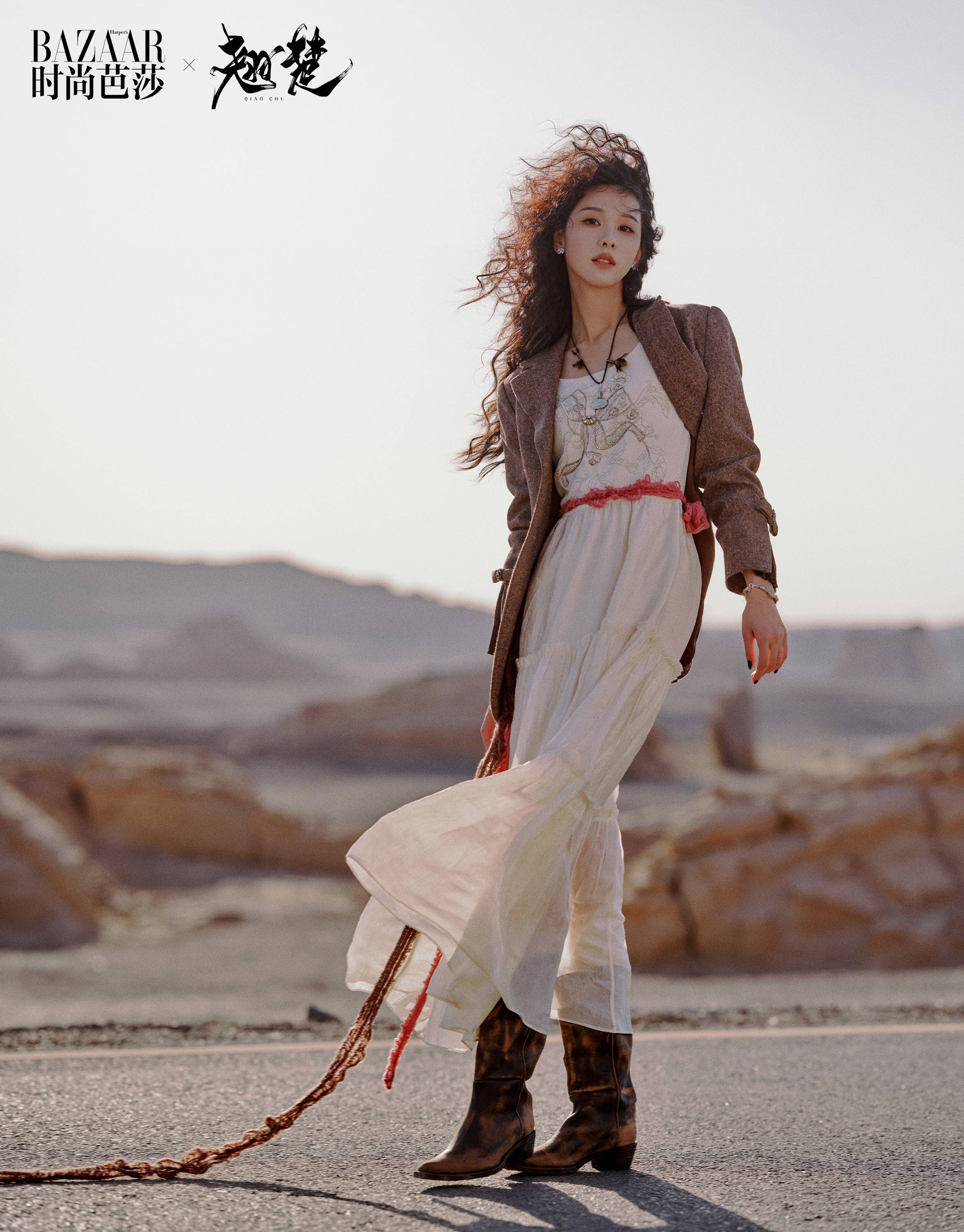 陈都灵卷发红唇漫步旷野自在随性 与周翊然贴贴氛围甜蜜