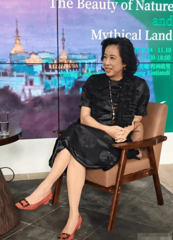 朱玲玲上海摄影展：霍启山露面，老公罗康瑞相伴，并为她甜蜜庆生！