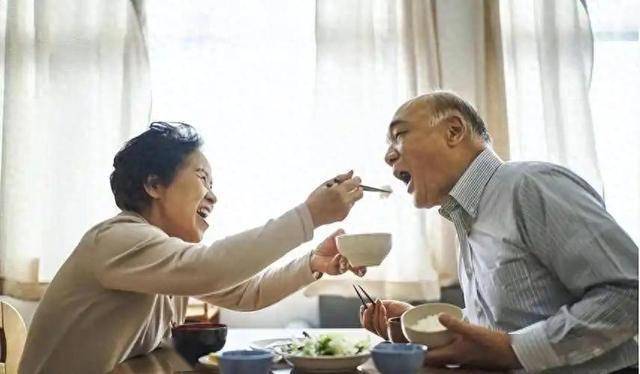 老年人早饭吃太早有危害？医生呼吁：60岁后，早饭得注意这几件事