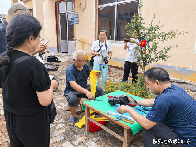 山东省济南市商河县艺术摄影学会走进沙河镇，用镜头记录传统花篮子制作技艺