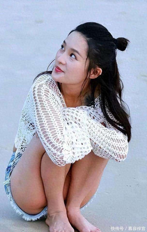 原创            穿短裤千万别蹲下！李沁这好身材一览无余啊！当明星真不容易