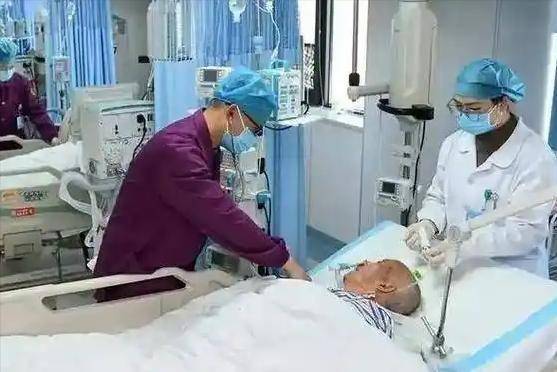 45岁男子突发脑梗离世，医生叹息：这4种早餐尽量停用，别再贪吃